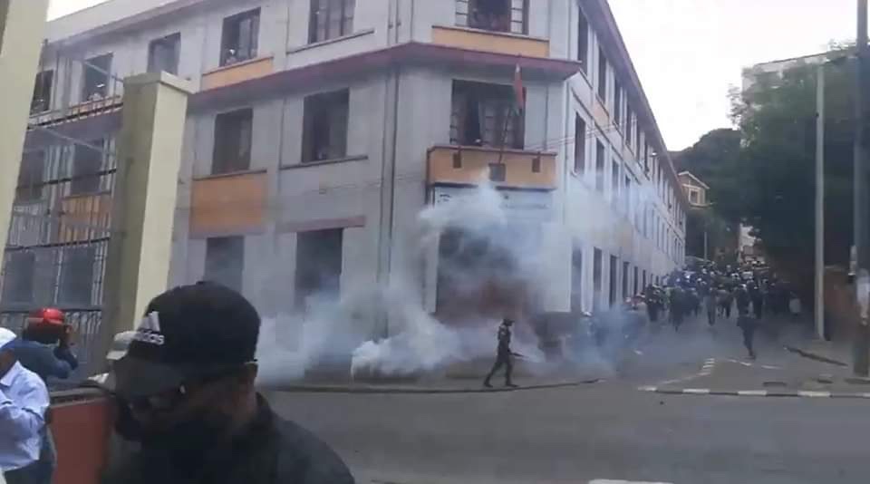 Crise Pré-Électorale à Madagascar : Manifestations Intenses et Candidats Blessés, la Tension Montre d&rsquo;Inquiétantes Fractures&nbsp;Politiques